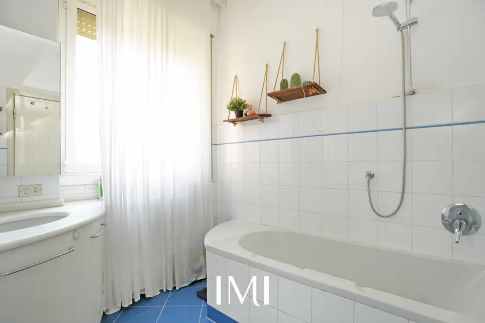 Bagno: Via Gavirate, 16