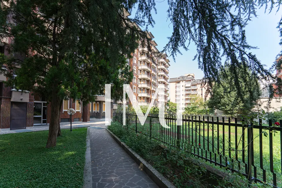 Appartamento in vendita a Milano: Trilocale piazza Tirana 6, Giambellino, Milano